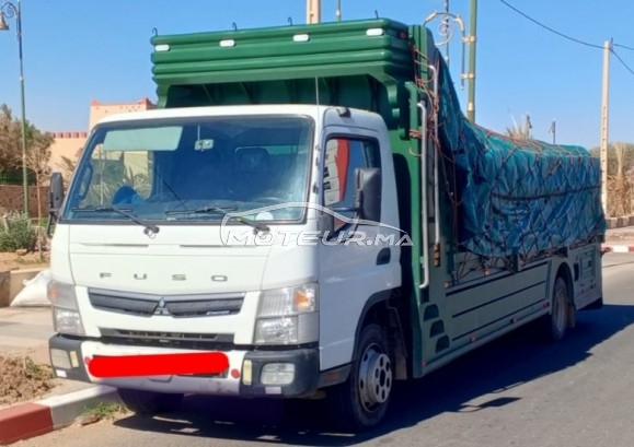 ميتسوبيتشي اوتري Camion plateau مستعملة 2563730