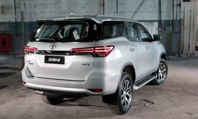 TOYOTA - TOYOTA FORTUNER,2,4 l d-4d dynamic+ - 11