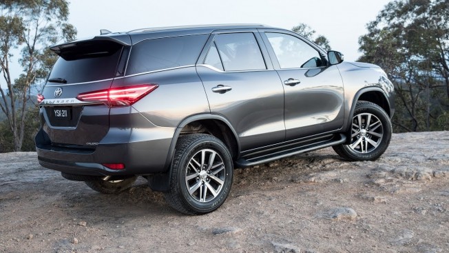 TOYOTA - TOYOTA FORTUNER,2,4 l d-4d dynamic+ - 10