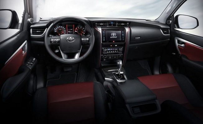 TOYOTA - TOYOTA FORTUNER,2,4 l d-4d distinctive - 7