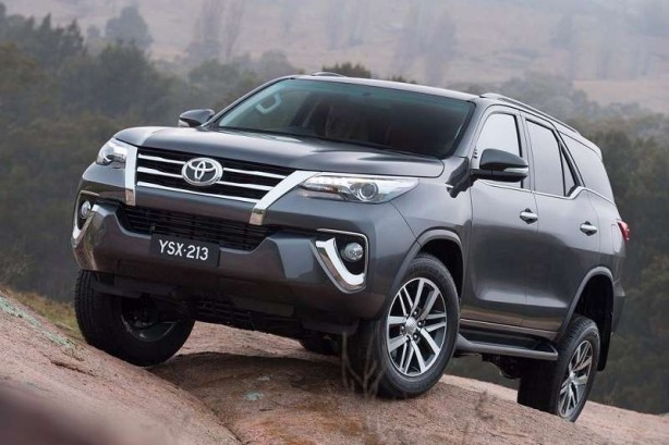 TOYOTA - TOYOTA FORTUNER,2,4 l d-4d dynamic+ - 3