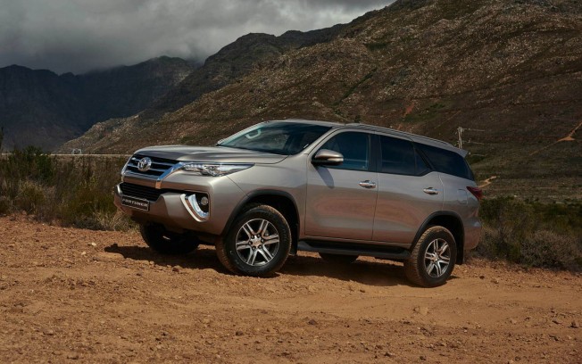 TOYOTA - TOYOTA FORTUNER,2,4 l d-4d dynamic+ - 2