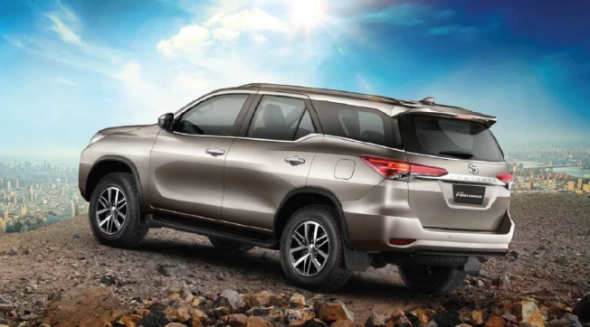 TOYOTA - TOYOTA FORTUNER,2,4 l d-4d distinctive - 1