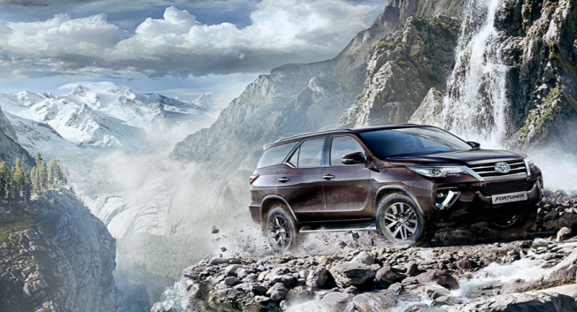 TOYOTA - TOYOTA FORTUNER,2,4 l d-4d distinctive - 2