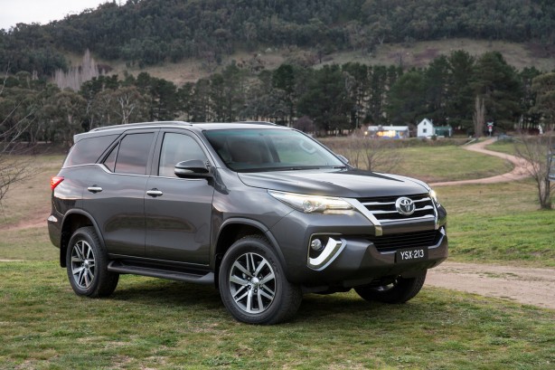 TOYOTA - TOYOTA FORTUNER,2,4 l d-4d dynamic+ - 8