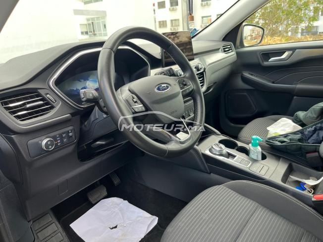 Ford Kuga Hybride Automatique en excellent état.