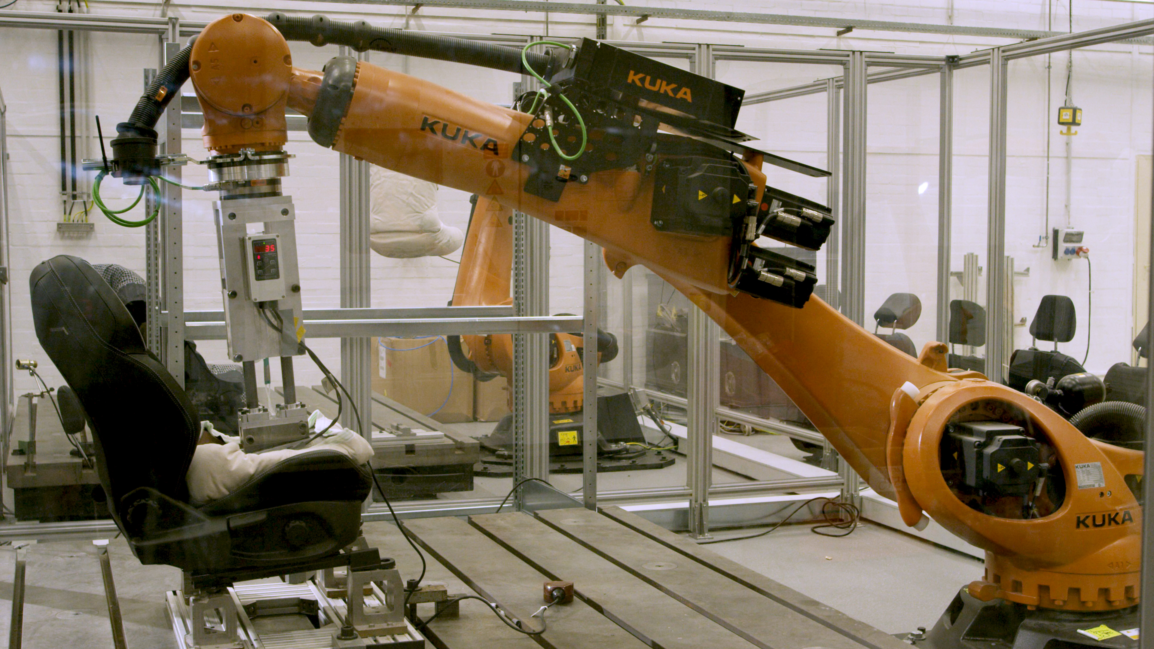 Le " Robutt " : Quand Ford fait transpirer un simulateur pour tester la solidité et la durabilité de ses sièges.