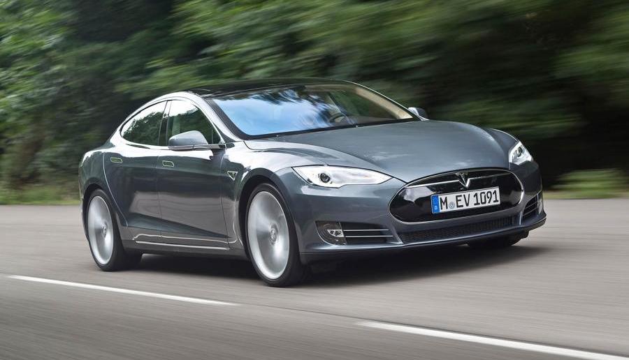 Tesla : une Model S filmée sans conducteur sur autoroute