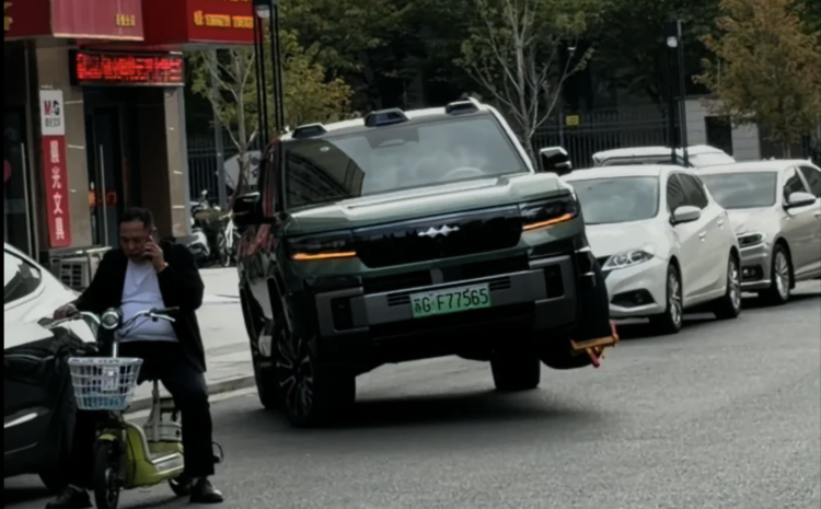BYD Fang Cheng Bao 8 : un SUV roule sur trois roues avec un sabot fixé à l'une d'elles