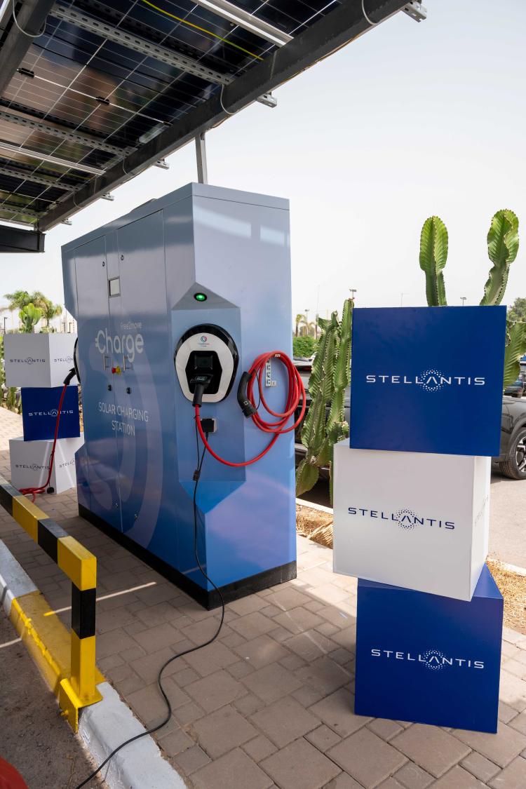STELLANTIS MAROC INNOVE AVEC UNE station de recharge solaire totalement autonome