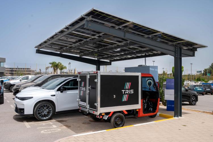 ستيلانتيس المغرب تبتكر محطة شحن بالطاقة الشمسية ذاتية التشغيل بالكامل